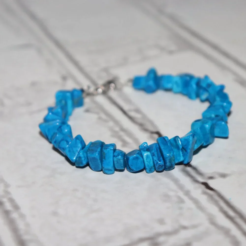 NWOT Turquoise Blue Howlite beaded natural stone bracelet 7.5